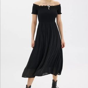 Abercrombie & Fitch Off Shoulder Smocked Midi LP